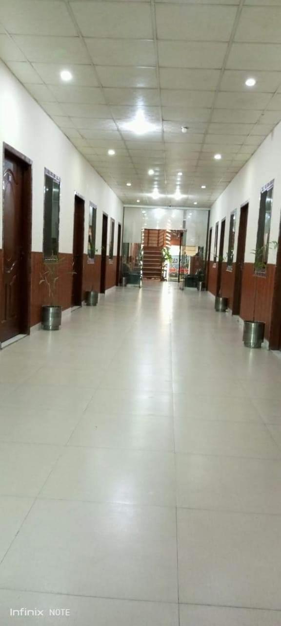 רוואלפינדי Hotel Khursheed Palace מראה חיצוני תמונה
